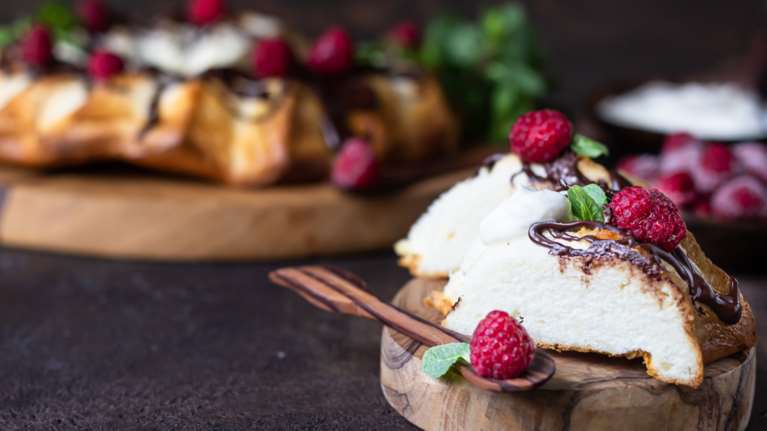 Εορτολόγιο: Ποια ονόματα γιορτάζουν σήμερα, Δευτέρα 30 Ιανουαρίου