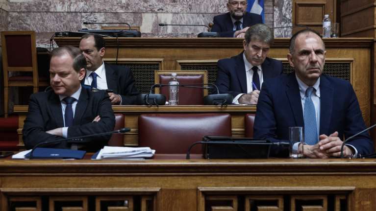 Live η συνεδρίαση της Επιτροπής Θεσμών και Διαφάνειας για την τραγωδία στα Τέμπη