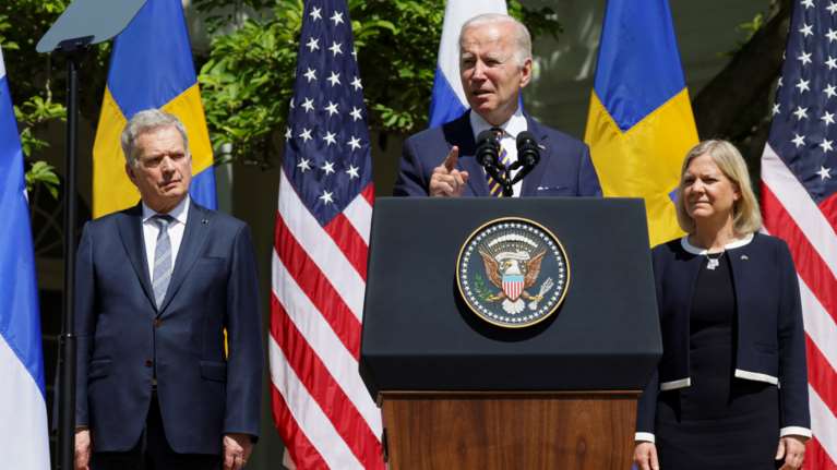 ΗΠΑ: Ο Μπάιντεν υπέγραψε το σχέδιο νόμου για την αντιμετώπιση της ένοπλης βίας - Μισό βήμα κατά της οπλοκατοχής