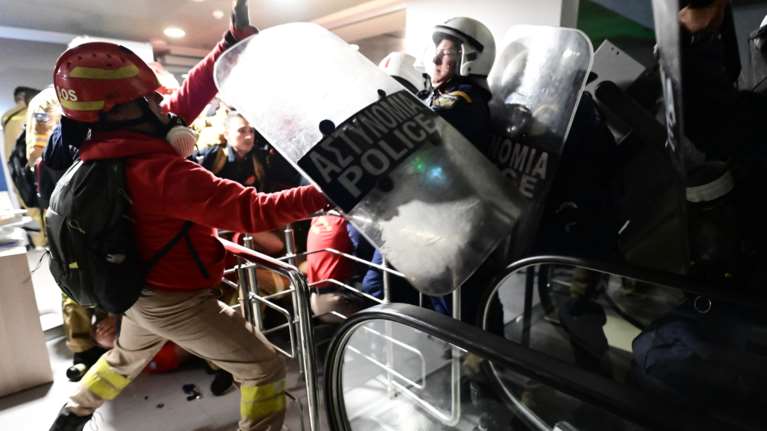 Σοκαριστικά βίντεο από τα άγρια επεισόδια μεταξύ ΜΑΤ και εποχικών πυροσβεστών - Συνελήφθη δημοσιογράφος του &quot;Ριζοσπάστη&quot;