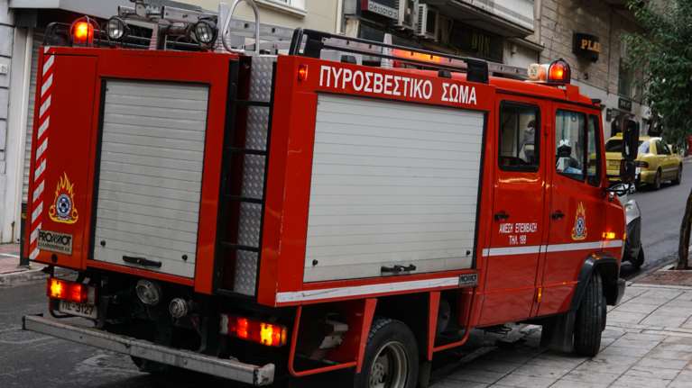 Φωτιά πίσω από τη χωματερή της Φυλής - Επιχειρούν πυροσβεστικές δυνάμεις