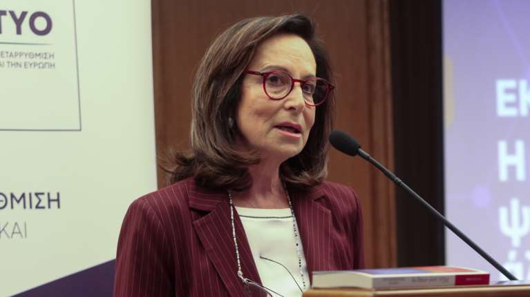 Διαμαντοπούλου κατά Κωνσταντοπούλου: Όταν ο Βενιζέλος πάλευε για τη χώρα, εκείνη ανέβαινε στα κάγκελα της ΕΡΤ