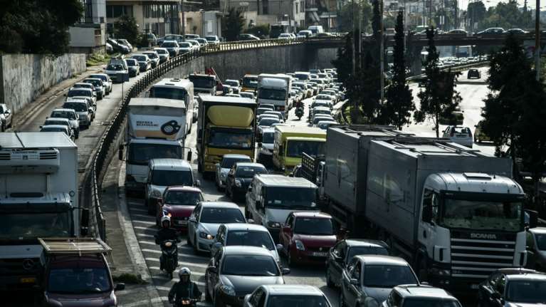 Στο &quot;κόκκινο&quot; η κίνηση στους δρόμους - Μποτιλιάρισμα στον Κηφισό λόγω τροχαίου