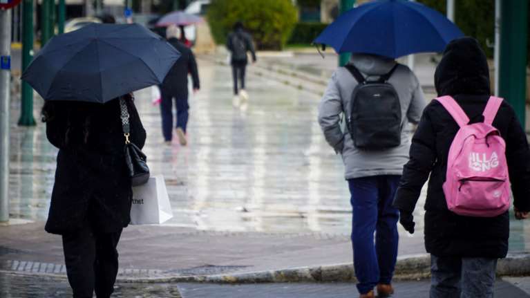 Ο καιρός σήμερα: Μικρή άνοδος θερμοκρασίας με βροχές – Πού θα χιονίσει