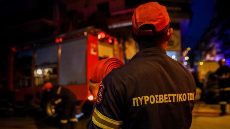 Φωτιά σε υπόγειο πολυκατοικίας στην Αθήνα - Μεγάλη κινητοποίηση της Πυροσβεστικής