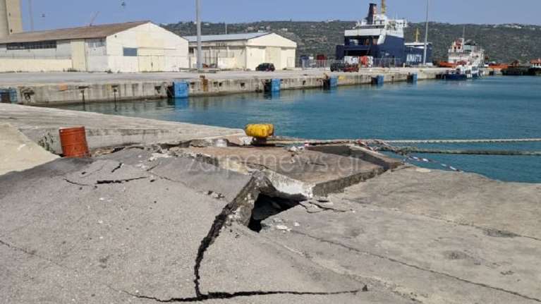 Χανιά: Θυελλώδεις άνεμοι &quot;κάρφωσαν&quot; πλοίο στο λιμάνι της Σούδας - Ζημιές στην προβλήτα [εικόνες - βίντεο]