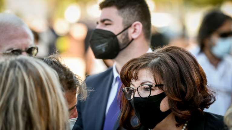 Ράγισαν καρδιές στο μνημόσυνο του Γιώργου Καραϊβάζ - Απαρηγόρητοι η γυναίκα του και ο γιος του