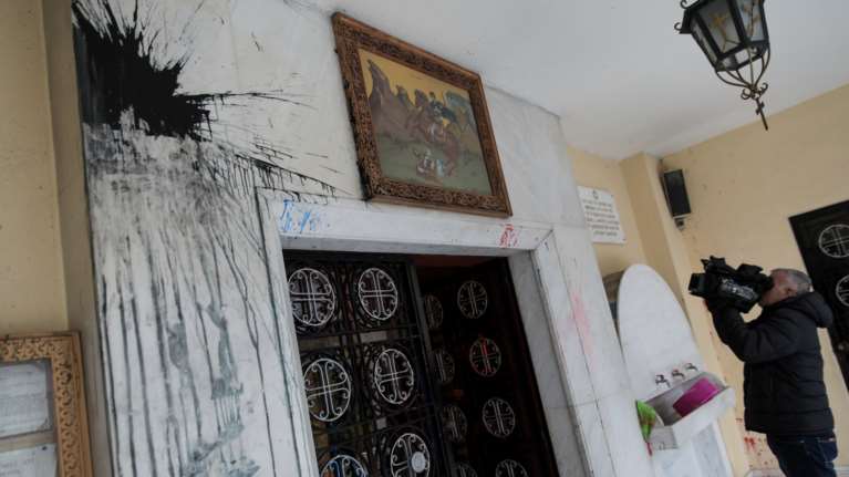Κάτω Πατήσια: Βανδάλισαν την εκκλησία που λειτουργούσε ο σάτυρος ιερέας [εικόνες]