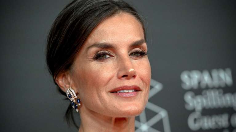 Το άλλο πρόσωπο της βασίλισσας Λετίσια: Η αντίδρασή της όταν μια γυναίκα σκοντάφτει μπροστά της