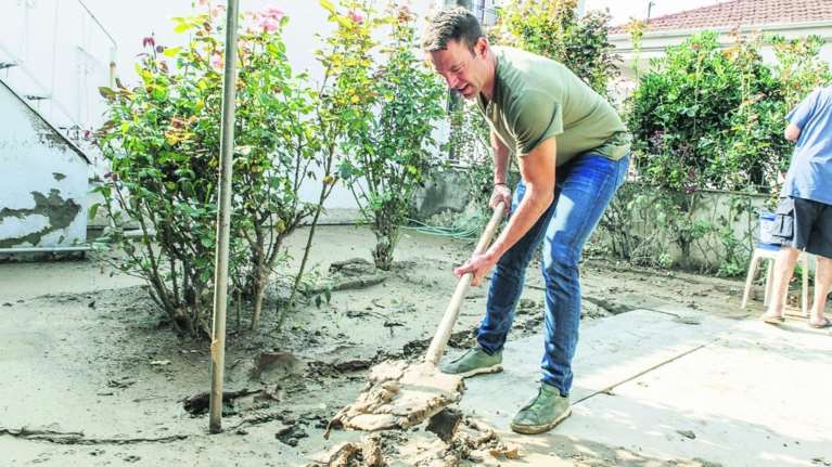 Δημοσιογράφος Αυγής για Κασσελάκη: Λέει δεν θέλει σόου και κάνει πλάνα με φτυάρι - Ο αρχηγός δεν είναι μόνο για TikTok