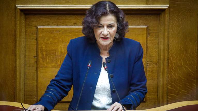 Θεανώ Φωτίου: &quot;Αστειάκια&quot; και &quot;περσινά ξινά σταφύλια&quot; η πρόταση των &quot;53+&quot; για τοπικά νομίσματα [Βίντεο]