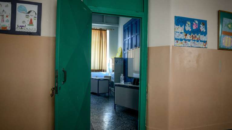 Συνελήφθη η καθηγήτρια που αρνείται να βάλει μάσκα στη τάξη - Της κάνουν παρατήρηση οι μαθητές [βίντεο]