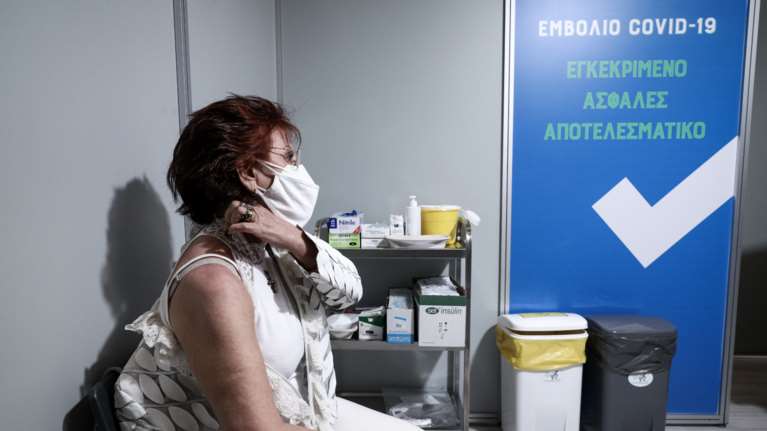 Σάλος σε εμβολιαστικό κέντρο στη Λαμία: Η γιατρός έλεγε στον κόσμο να μην εμβολιαστεί