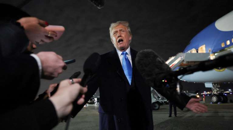 Μετά τους δασμούς και τις απειλές ο Τραμπ θέλει συνομιλίες με τον Καναδά και το Μεξικό: &quot;Μας οφείλουν πολλά χρήματα&quot;