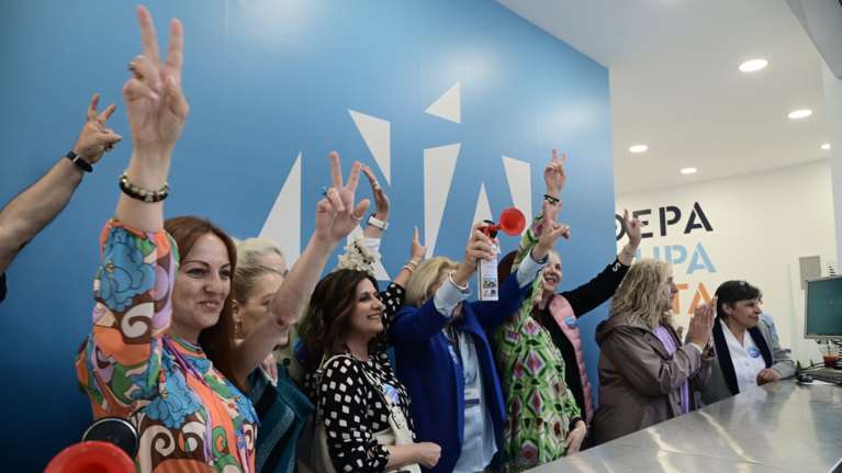 Εκλογές 2023: Οι έξαλλοι πανηγυρισμοί στα κεντρικά γραφεία της ΝΔ μετά το exit poll  [εικόνες]