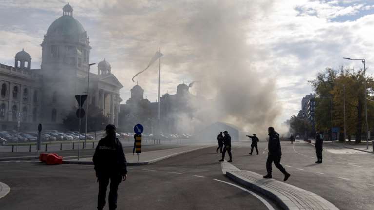 Σερβία: Τρομοκρατική ενέργεια το επεισόδιο έξω από το Κοινοβούλιο - Συνέπεια των αντικυβερνητικών διαδηλώσεων, λέει ο Βούτσιτς