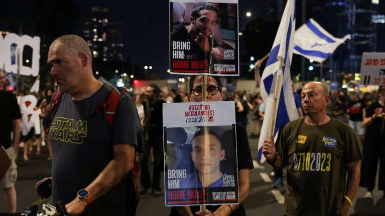 Ισραήλ: Συγγενείς ομήρων συγκεντρώθηκαν έξω από κατοικίες υπουργών ζητώντας κατάπαυση του πυρός και συμφωνία με την Χαμάς