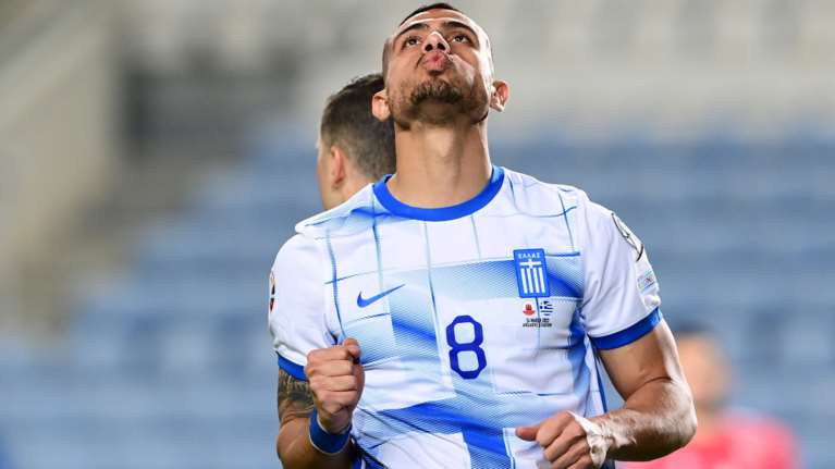 Μέχρι και ο Τσακαλώτος με τον Χατζηδάκη σχολίασαν τη νέα φανέλα της εθνικής: &quot;Δεν μου άρεσε&quot; - &quot;Βλέπουμε τη... σβάστικα&quot;