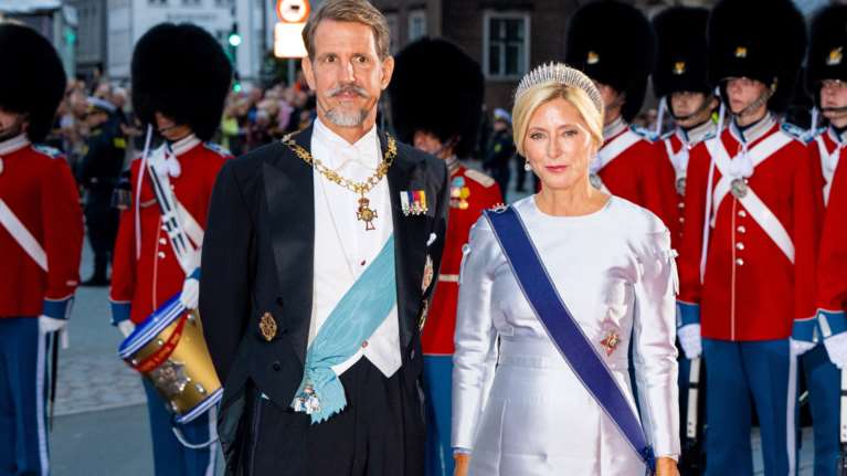 Ο Παύλος, μόνος, στον βασιλικό γάμο της Ιορδανίας- Το χειροφίλημα στη νύφη και το τετ α τετ με τη βασίλισσα Ράνια