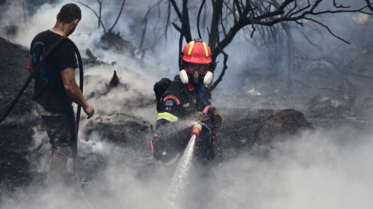 Υπό μερικό έλεγχο η φωτιά στο Μαρκόπουλο Ωρωπού