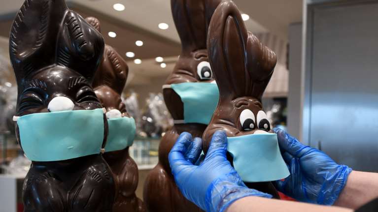 Κορονοϊός: Η νέα μόδα και στην Ελλάδα - Σοκολατένια λαγουδάκια με... μάσκες και γάντια για το Πάσχα