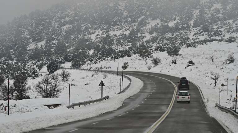 Κακοκαιρία Avgi: Ενεργοποιείται το &quot;Aegean lake effect&quot;, συνεχίζονται οι σφοδρές χιονοπτώσεις - Σε ποιες περιοχές της Αττικής θα το στρώσει [Βίντεο]