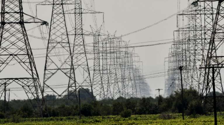 Μπαίνει πλαφόν στις τιμές χονδικής του ρεύματος: Κατατέθηκε στη Βουλή η ρύθμιση - Σε ισχύ από 1η Ιουλίου