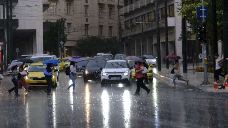 Καιρός: Περαιτέρω πτώση της θερμοκρασίας σήμερα - Πού θα σημειωθούν βροχές και καταιγίδες