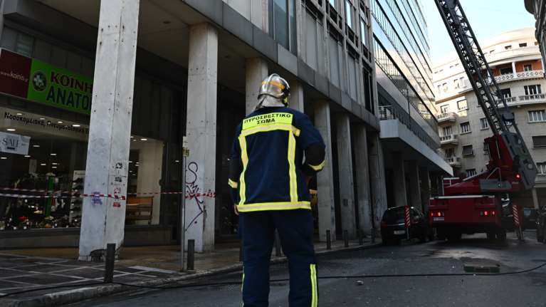Βόμβα έξω από υπ. Εργασίας: Η στιγμή της έκρηξης στη Σταδίου - Ο εκκωφαντικός θόρυβος από κάμερα ασφαλείας [βίντεο]