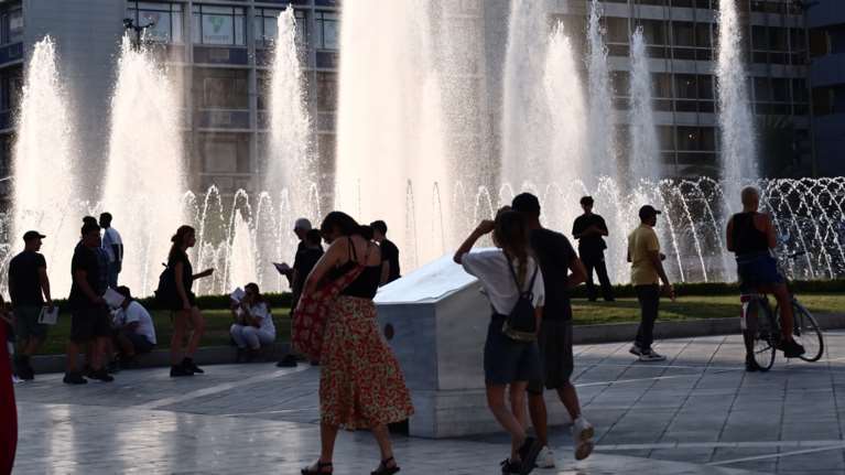 Καύσωνας Κλέων: Επιμένει και σήμερα η ζέστη με 40άρια, παρά τα μελτέμια- Μεγάλος ο κίνδυνο για πυρκαγιές