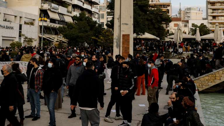 Κορονοϊός: Κατακόρυφη αύξηση κρουσμάτων στη Νέα Σμύρνη - &quot;Μη συνωστίζεστε στις πλατείες&quot;, η έκκληση του Δήμου