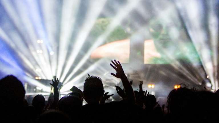 &quot;Γλεντούν&quot; το lockdown: Εφοδος σε κέντρο διασκέδασης στην Αθήνα, με ζωντανή μουσική και θαμώνες