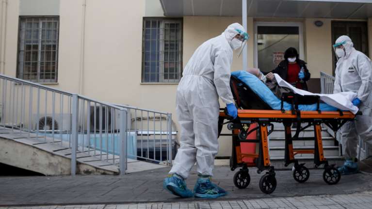 Κορονοϊός: Θρίλερ με τους νεκρούς και τα κρούσματα στις κλινικές "Ταξιάρχαι" και "Κασταλία"