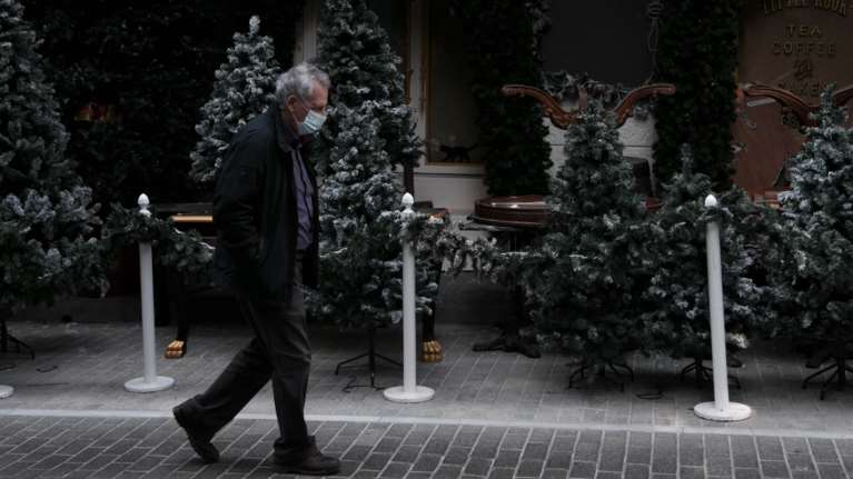 Κορονοϊός: Ρεβεγιόν μόνο το μεσημέρι Χριστούγεννα και Πρωτοχρονιά -  Επισκέψεις σε σπίτια με SMS και "ειδικό" κωδικό