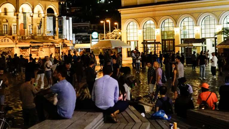 Κορονοϊός: Συνωστιμός στις πλατείες - &quot;Όλα τα ενδεχόμενα στο τραπέζι&quot;, λέει η κυβέρνηση - Τι έδειξαν οι χθεσινοί έλεγχοι