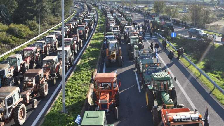 Μπλόκα αγροτών: Κομμένη στα δύο η Ελλάδα - Κλειστή η ΠΑΘΕ και ο Ε-65 - Διαμαρτυρία στη Λάρισα για τις συλλήψεις