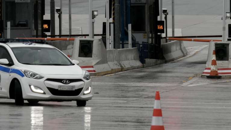 Απαγόρευση κυκλοφορίας: &quot;Μπλόκο&quot; με 4.300 ελέγχους σε οκτώ ώρες σε Αφίδνες - Ελευσίνα [Βίντεο]