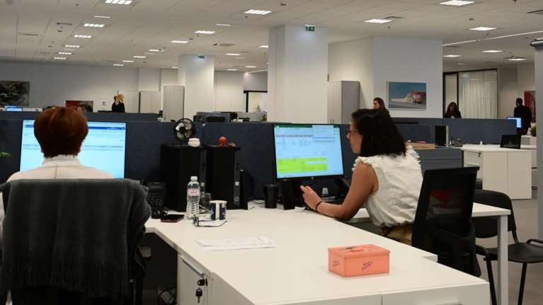 Τι αλλάζει με την αύξηση του κατώτατου μισθού: Ποιοι ωφελούνται, πόσα χρήματα παραπάνω θα παίρνουν - Παραδείγματα