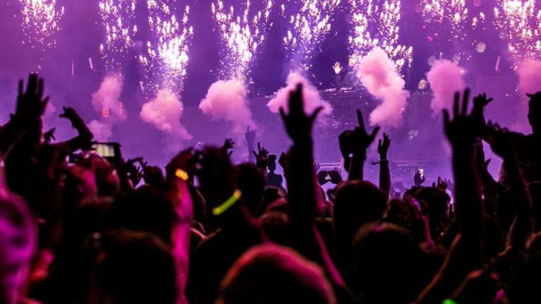 &quot;Καμπανάκι&quot; ΠΟΥ στους νέους: &quot;Έχετε ευθύνη - Πρέπει πραγματικά να πάτε σε πάρτι;&quot;