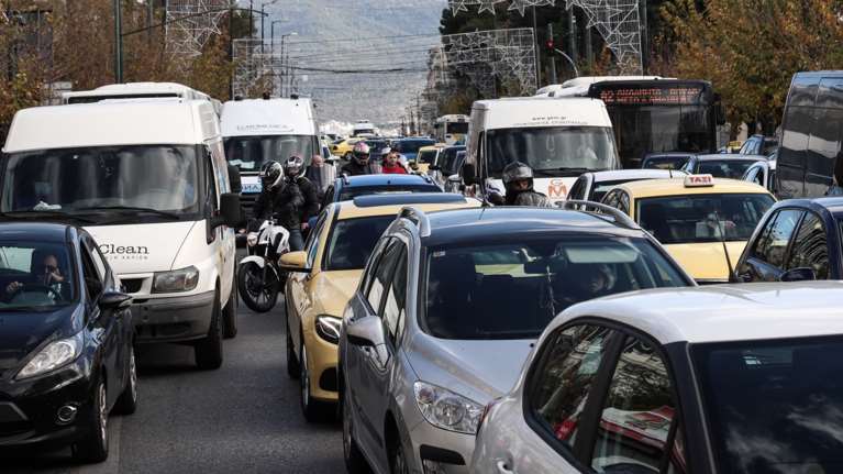 Τι αλλάζει στα πρόστιμα με τον νέο ΚΟΚ: Από 30 έως 1.500 ευρώ - &quot;Φωτιά&quot; για κόκκινο, παραβίαση STOP, αλκοόλ και κόντρες