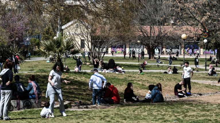 Γέμισαν κόσμο οι παραλίες και τα πάρκα της Αττικής - Πρώτη μέρα διαδημοτικών μετακινήσεων με σύμμαχο τον καλό καιρό [Εικόνες]