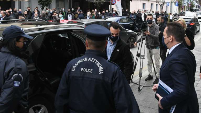 Αποδοκιμασίες κατά του Πέτσα στην Πάτρα - Πελετίδης: &quot;Ανοίξτε τα καταστήματα- Είμαστε με την πλάτη στον τοίχο&quot;