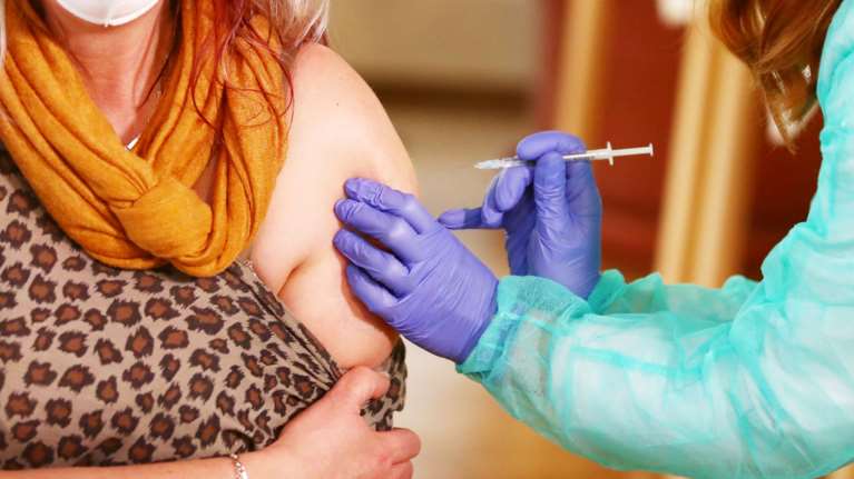 "Φρένο" από ECDC: Δεν υπάρχει επείγουσα ανάγκη για τρίτη δόση εμβολίου στον γενικό πληθυσμό