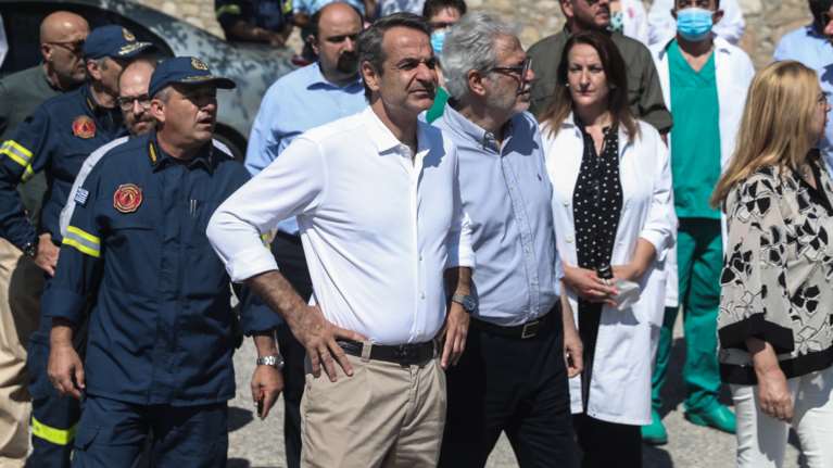 Στην Πεντέλη ο Μητσοτάκης: Επισκέπτεται τις πυρόπληκτες περιοχές - &quot;Είμαστε ευγνώμονες&quot;, είπε στους πυροσβέστες