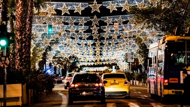 Η Αθήνα &quot;φοράει τα γιορτινά της&quot; - Εντυπωσιάζει ο στολισμός σε κεντρικούς δρόμους και γειτονιές [Εικόνες]