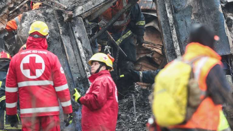 Τέμπη: Το μεσημέρι σταματούν οι έρευνες στο σημείο της τραγωδίας - Οι 57 νεκροί και η σύγχυση με τους 56 αγνοούμενους