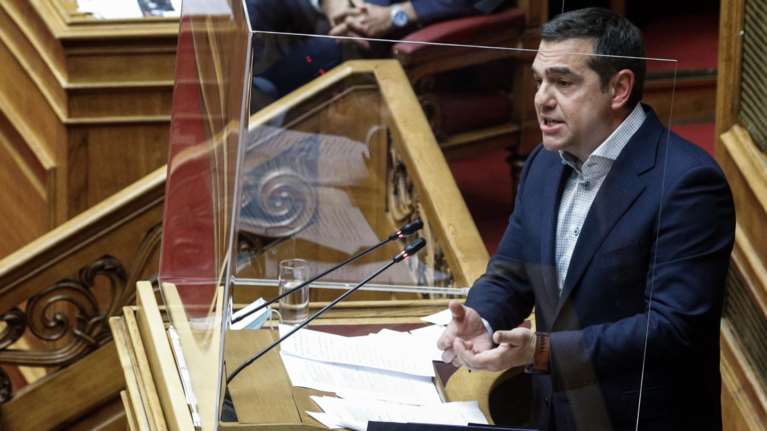 Πρόταση μομφής από τον Τσίπρα με το βλέμμα στον Ανδρουλάκη, τα γκάλοπ και τα εσωκομματικά &quot;μαχαιρώματα&quot;