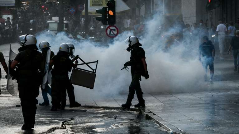 Επεισόδια με αντιεμβολιαστές στο Σύνταγμα: Δακρυγόνα και ρίψεις νερού από την ΕΛΑΣ - Οκτώ προσαγωγές [εικόνες]