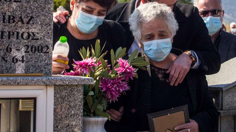 Συγκλονίζει η μητέρα του Γιώργου Καραϊβάζ- Το παιδάκι μου θα συγχωρούσε τους εκτελεστές του