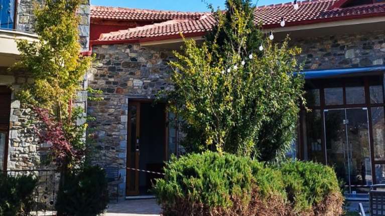 Φλώρινα: Σφραγίστηκε το ξενοδοχείο - Και δεύτερο άτομο στο κάδρο – Ο υπεύθυνος είχε φραστικό επεισόδιο με ελεγκτές [βίντεο]